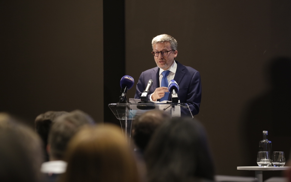 Carlos Moedas beschuldigd van het installeren van slechts 30% van de gelicentieerde videobewakingscamera's