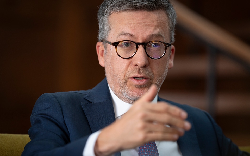 Carlos Moedas promises housing projects, a new electric bus, and the end of diesel transport by 2030