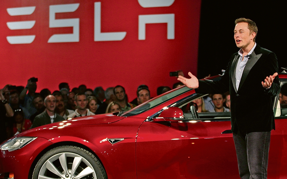 Tesla valoriza 4% depois de ter perdido 135 mil milhões de euros em valor de mercado