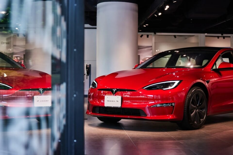Short-sellers ganharam 3,5 mil milhões de euros com queda das ações da Tesla