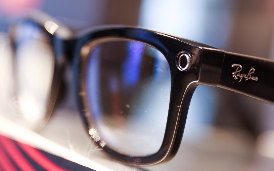 Meer slimme brillen op komst? Ray-Ban stijgt bijna 6% op de beurs na de intrede van Meta.