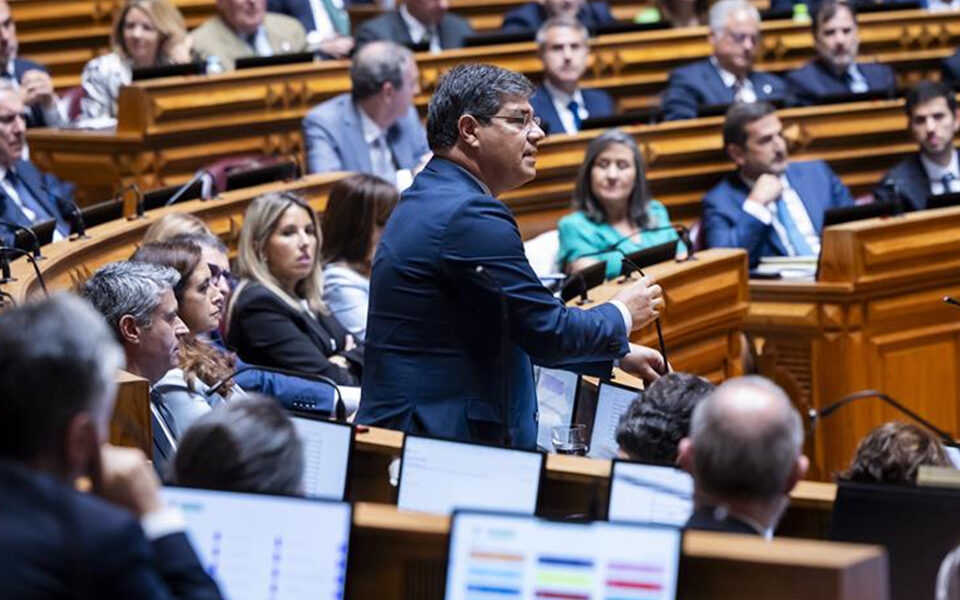 L'opposizione attacca AD con lo stato di salute