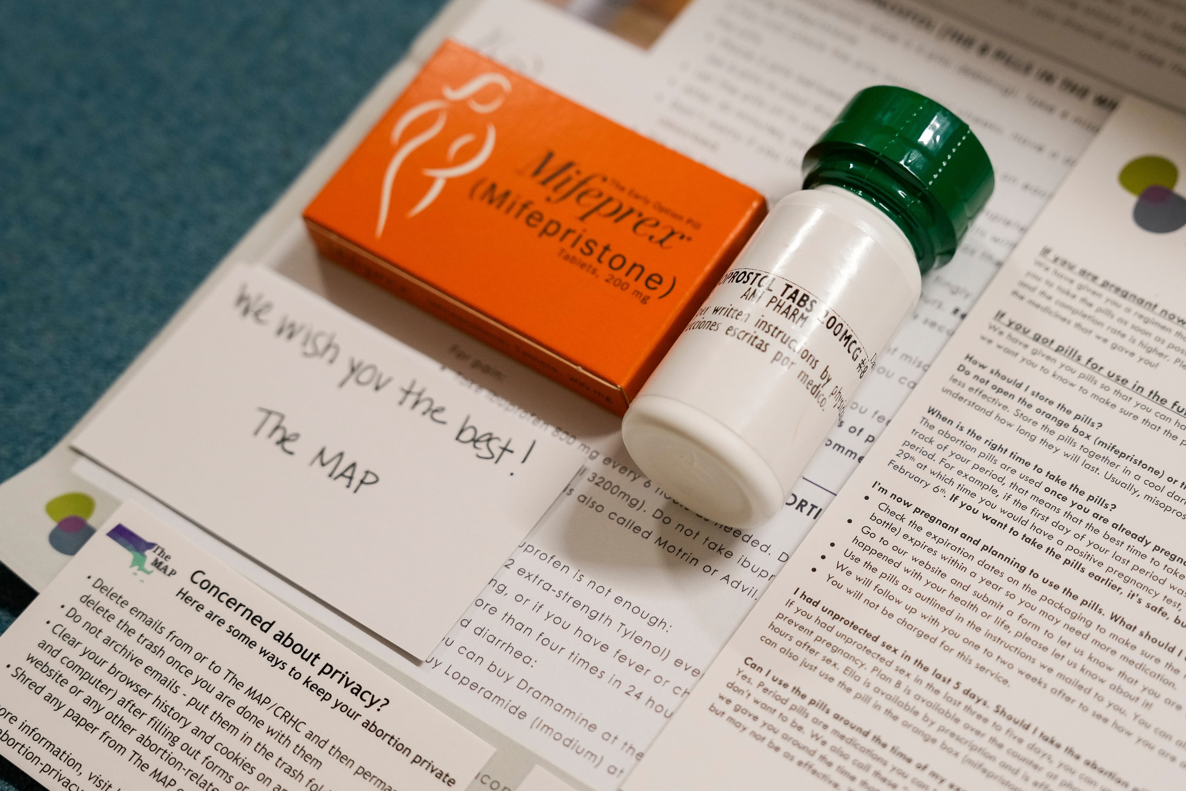 A pesar de la acusación histórica, los médicos seguirán enviando píldoras abortivas por correo a través de las fronteras estatales