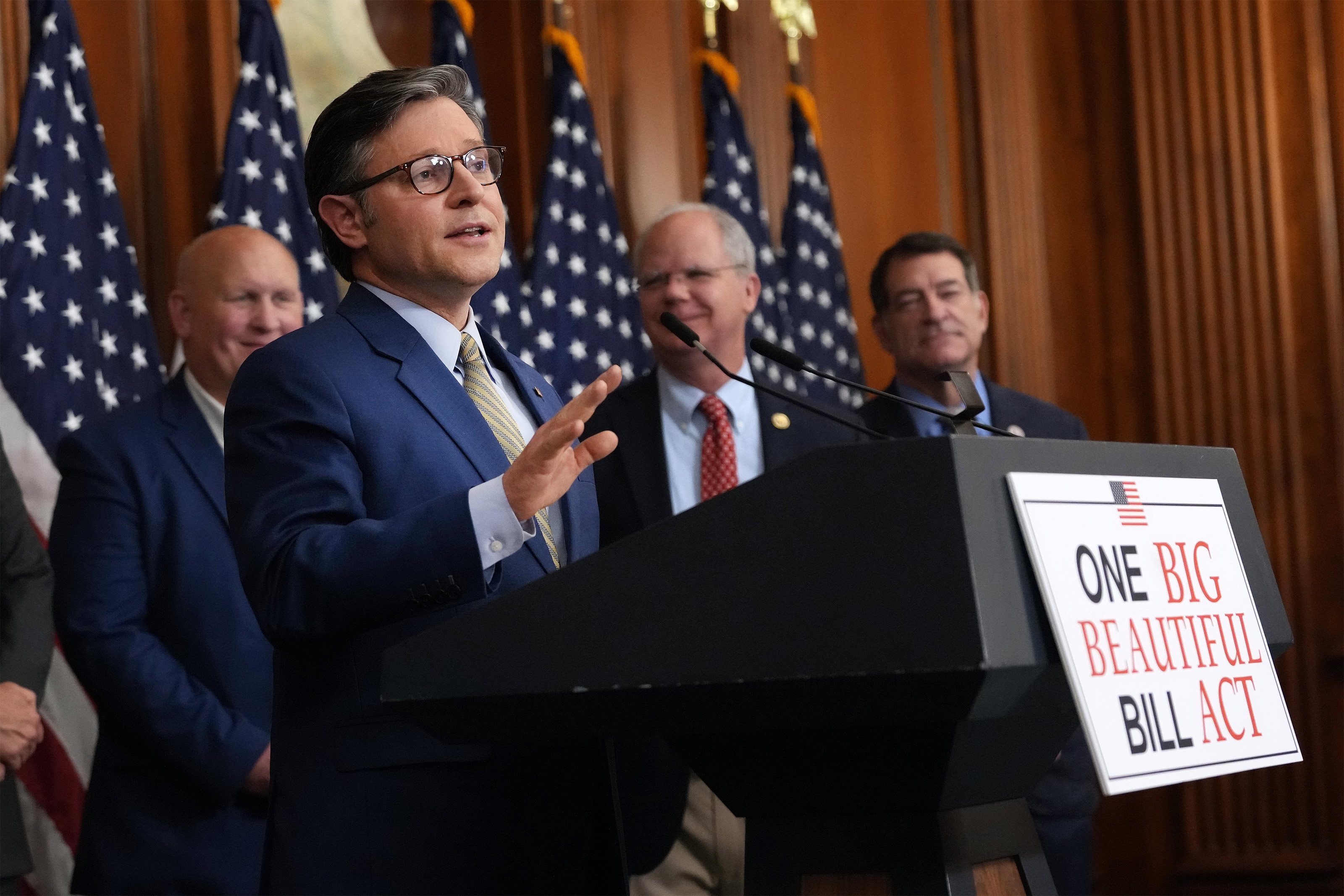 Los republicanos pretenden castigar a los estados que aseguran a inmigrantes no autorizados