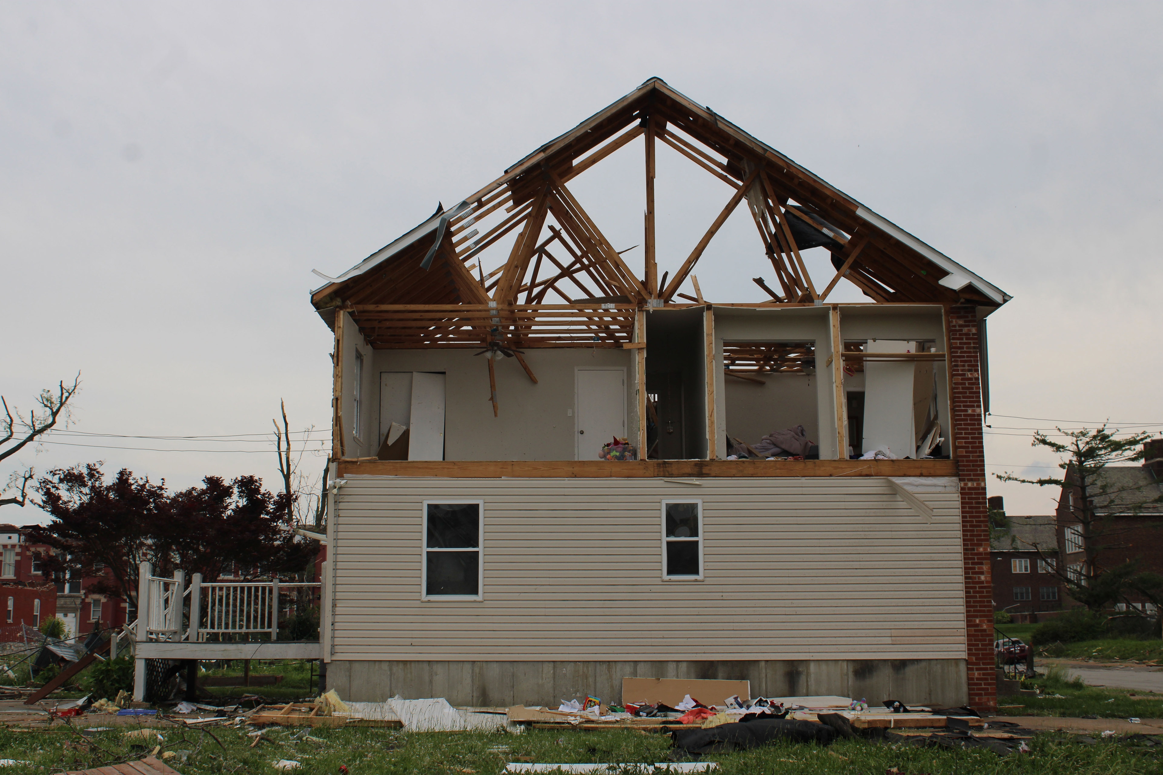 I volontari aiutano St. Louis colpita dal tornado in attesa degli aiuti federali