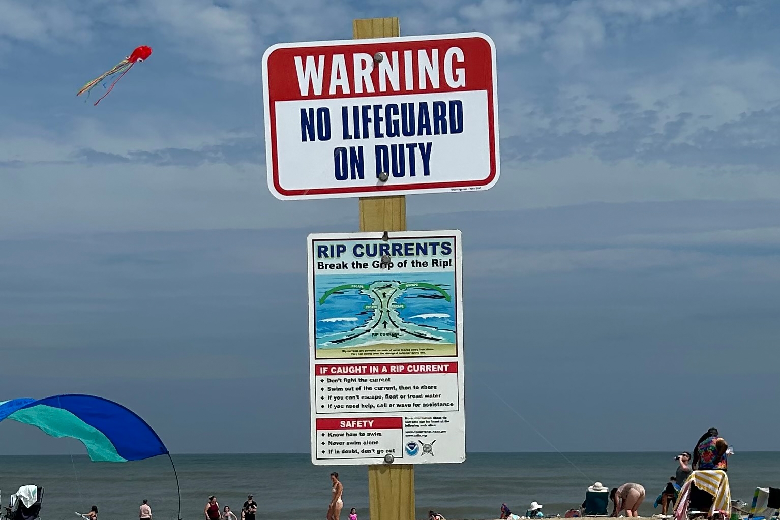 In alcune spiagge federali, il surf è alto ma la sedia del bagnino è vuota