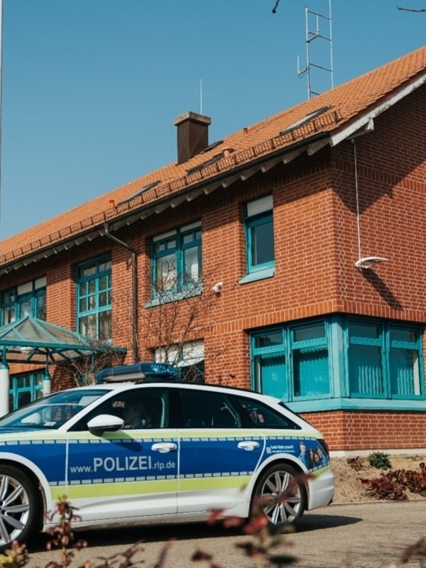 Edenkoben - Zaterdagavond omstreeks 19.41 uur heeft op de BAB 65 in de richting van Karlsruhe, ter hoogte van knooppunt Deidesheim, een verkeersongeval plaatsgevonden, waarbij meerdere mensen gewond zijn geraakt.