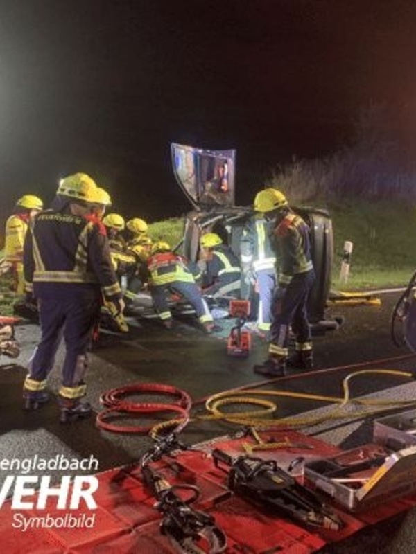 Mönchengladbach-Wickrath, May 18, 2025, 1:01 a.m., Hahner Hofstraße and Sandstraße - Mönchengladbach, May 18, 2025 - On Sunday night, the Mönchengladbach fire department was alerted to a traffic accident on Hahner Hofstraße at around 1:00 a.m.