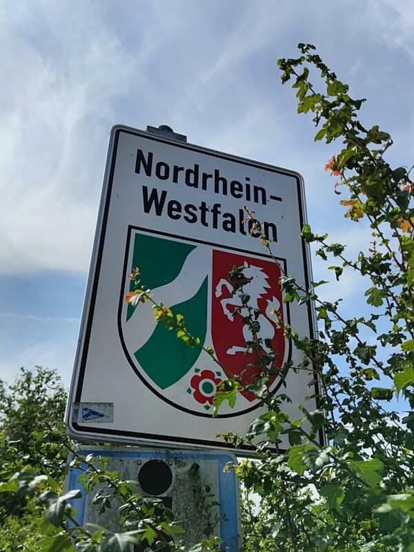North Rhine-Westphalia's Minister-President Hendrik Wüst (CDU) is urging the federal government to disburse the 100 billion euros earmarked for the states from the special infrastructure fund as quickly as possible, warning against largely...