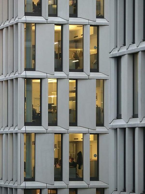 Vollzeitbeschäftigte in Deutschland leisten durchschnittlich etwas weniger Arbeitsstunden pro Woche als im EU-Durchschnitt.