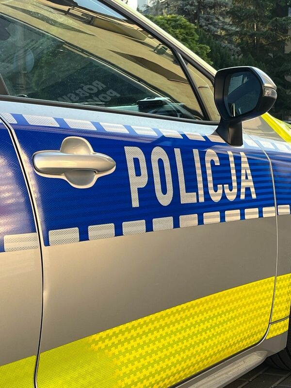 Ein obdachloser Mann liegt schwer verletzt und brennend auf einer Landstraße in Polen.