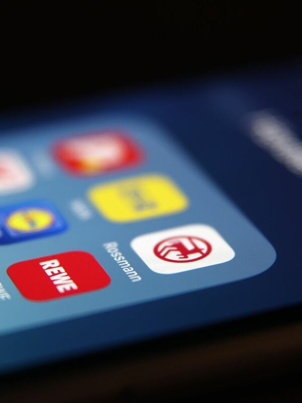 Collect points, unlock extra discounts and save money when shopping: that is at least the promise of retailers' bonus programs and apps.
