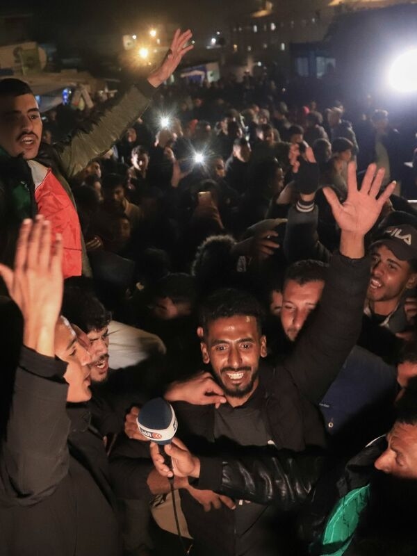 İsrail, Han Yunus'taki Avrupa Hastanesi'ndeki komuta ve kontrol merkezine saldırı düzenlediğini duyurdu.