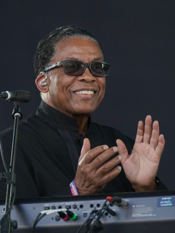 De muzikant Herbie Hancock is een legende.