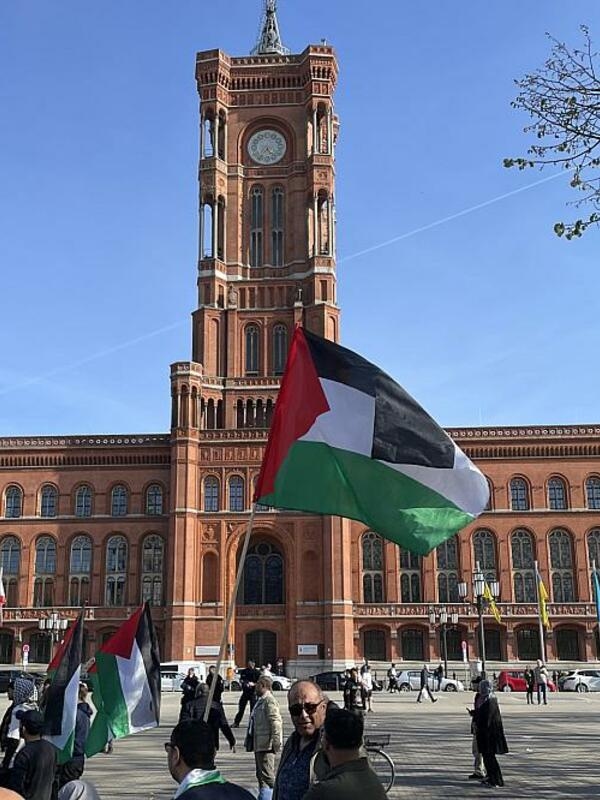 De leiders van de Berlijnse Linkse Partij roepen op om de Palestijnse vlag samen met de Israëlische vlag te hangen voor het Rode Stadhuis en andere openbare gebouwen.