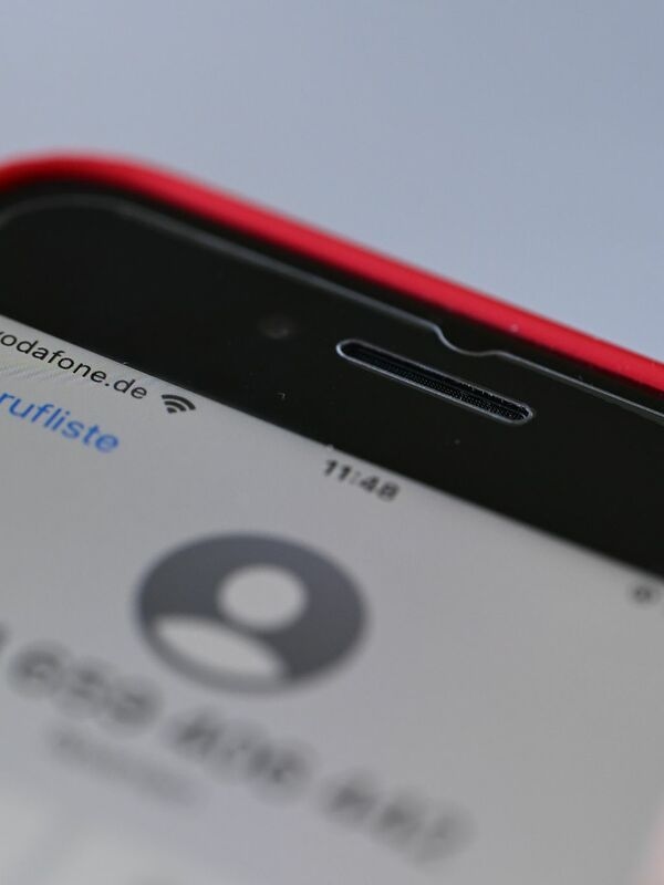 If you receive a call from abroad that you weren't expecting, you should be careful: it's often a scammer.