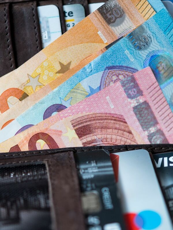 Banknot, madeni para, kredi kartı veya ödeme uygulaması mı? Tüketiciler ödeme sırasında bir seçeneğe sahipler, ancak bir ödeme yöntemi giderek daha fazla yer ediniyor.