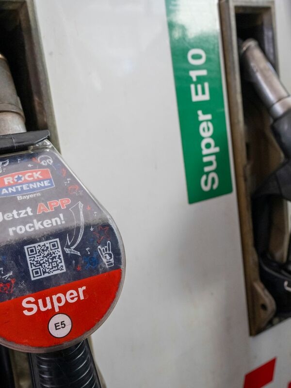 Most petrol car drivers could also fill up with the cheaper Super E10 - but they don't.
