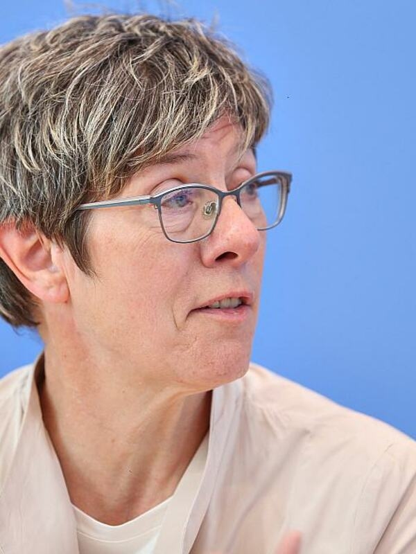 Die ehemalige Verteidigungsministerin Annegret Kramp-Karrenbauer (CDU)rechnet angesichts neuer Nato-Vorgaben zur Personalstärke der Bundeswehr mit einer schnellen Wiedereinführung der Wehrpflicht.