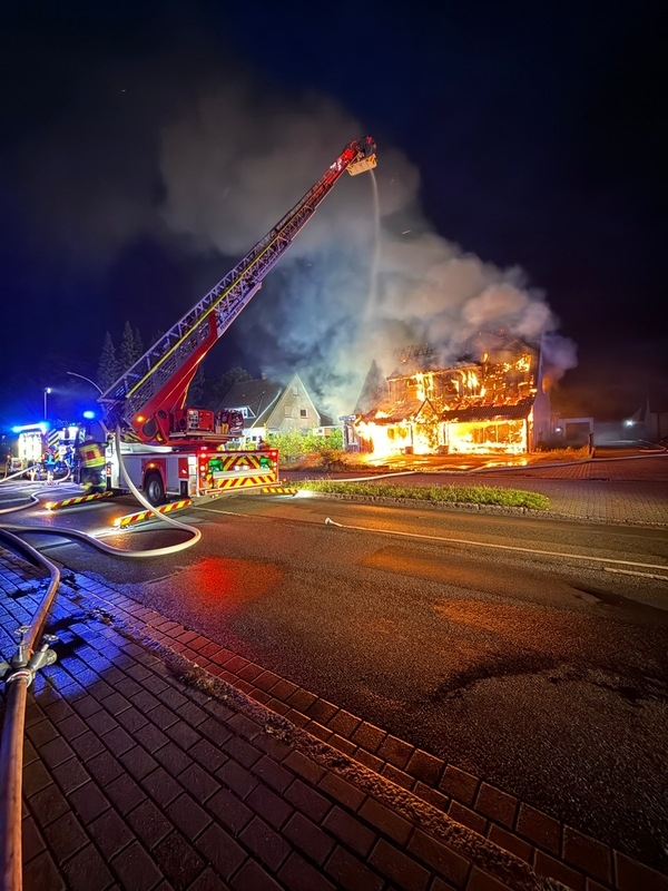 Zeven - In de nacht van vrijdag op zaterdag werden de brandweerkorpsen uit Zeven, Brauel, Brüttendorf, Badenstedt en Heeslingen gealarmeerd voor een brand in een eengezinswoning.