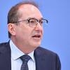 Bundesinnenminister Alexander Dobrindt (CSU) warnt vor einer wachsenden Gewaltbereitschaft unter jugendlichen Extremisten.