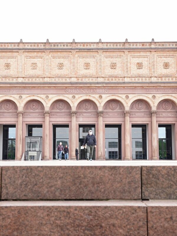 Would you like a guided tour of Berlin's Museum Island or Hamburg's Kunsthalle? But you're not mobile, have little money, or are visually impaired? It's okay—if you can use a phone.