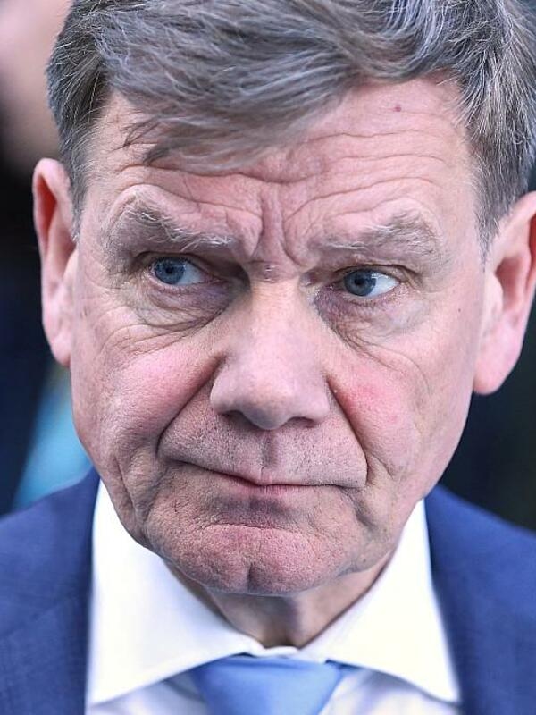 Foreign Minister Johann Wadephul (CDU) believes in a negotiated solution to the Middle East conflict following the escalation of the conflict between Israel and Iran.