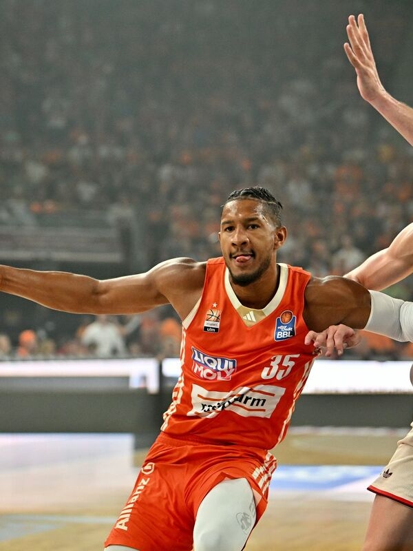 Münih'in yıldız basketbolcuları, Ulm'a karşı oynanan kritik maçta çelik gibi sinirlere sahip olduklarını gösterdiler.
