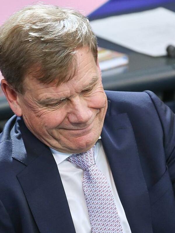 SPD'nin dış politika uzmanı Ralf Stegner, kendi partisinden gelen muhalefete karşı Federal Dışişleri Bakanı Johann Wadephul'u (CDU) savundu.