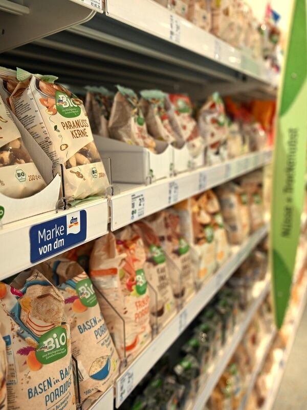 Покупатели все чаще ходят в аптеки за продуктами.
