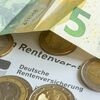 Сколько пенсии выплачивается после десятилетий обязательного пенсионного страхования? В среднем, суммы вполне приемлемы.