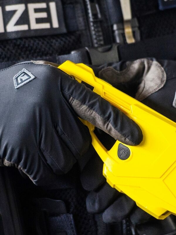 Provocan dolor y paralizan temporalmente al oponente: los tasers son controvertidos en el trabajo policial.
