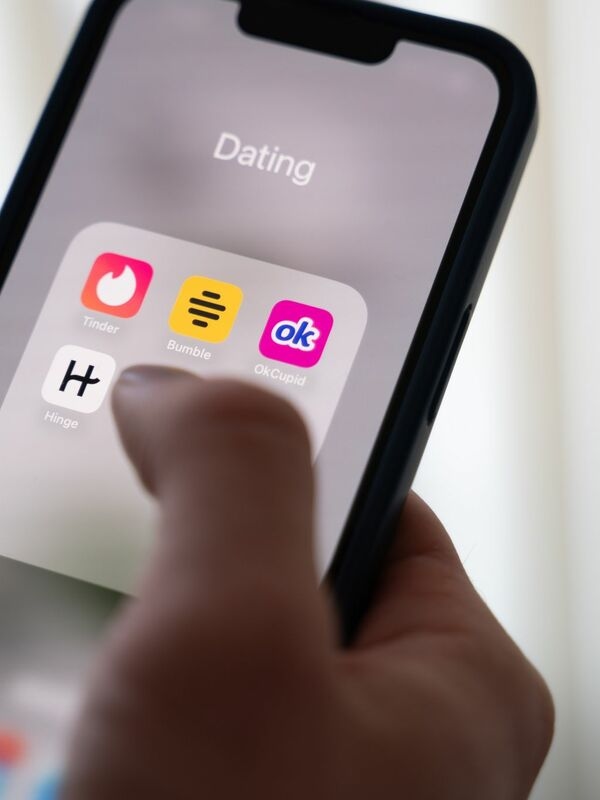 Het is niet langer een zeldzaamheid om via internet een partner te zoeken.
