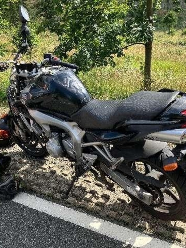Goslar - El sábado 26 de julio de 2025, alrededor de las 15:45 horas, un hombre de 34 años de Bovenden era el segundo de un grupo de tres motociclistas en su motocicleta Yamaha por la carretera estatal 519 desde la dirección de la carretera federal 27/...
