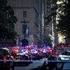 Zakrojona na szeroką skalę operacja policyjna na Manhattanie: Mężczyzna wbiega z bronią do wieżowca.