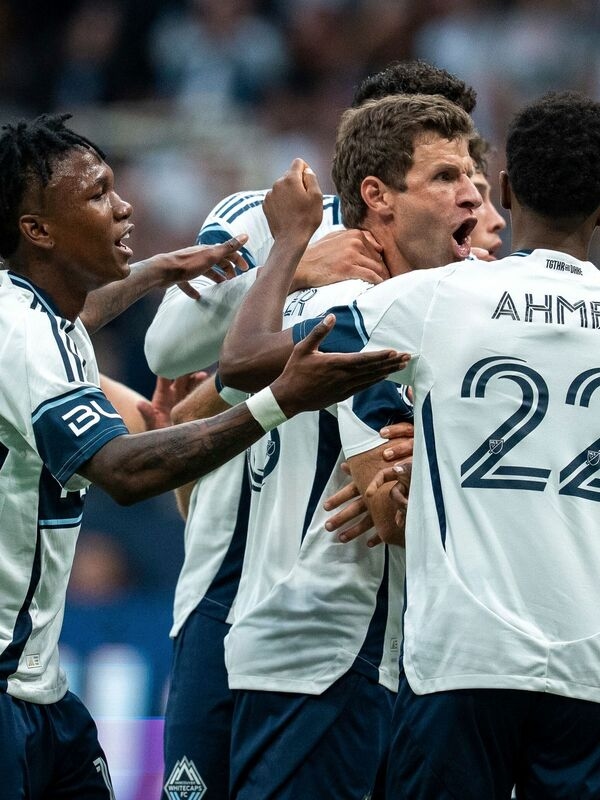 Sadece 30 dakika olmasına rağmen: Thomas Müller, Vancouver Whitecaps formasıyla ilk maçında etkileyici bir performans sergiliyor ve coşkuyla karşılanıyor.