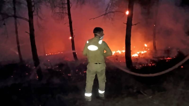 Sakarya'daki yangında ikinci gün:Risk altındaki mahalleler boşaltıldı,  alevlerin enerjisi düşürüldü
