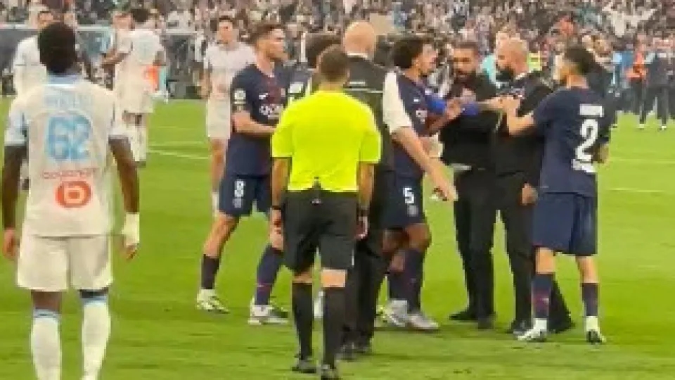 Caos totale durante la partita Marsiglia-PSG. Lucas Beraldo è stato aggredito dalle guardie giurate.