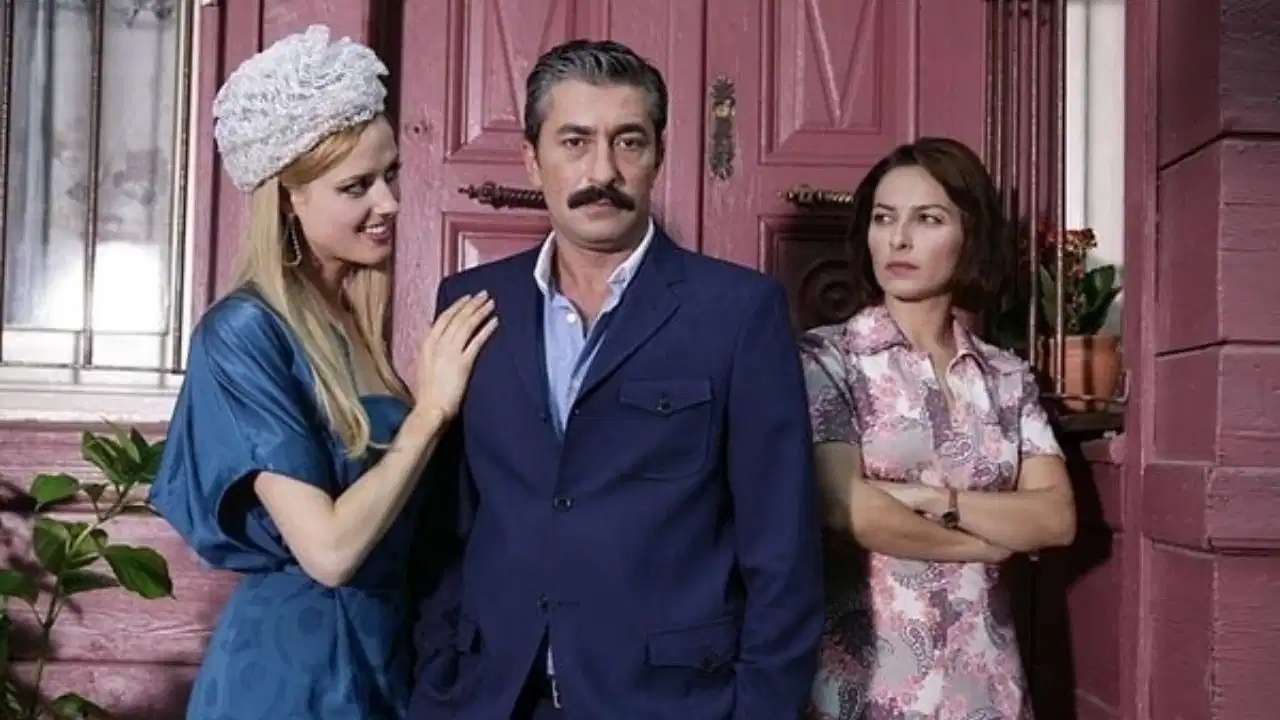 Les stars de la série télévisée "Öyle Bir Geçer Zaman Ki", Erkan Petekkaya et Ayça Bingöl, se réunissent après de nombreuses années pour le même projet.