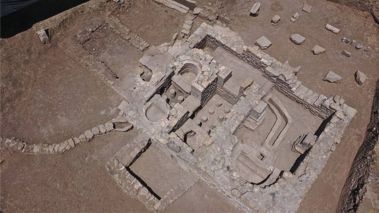 He dug a hole to plant saplings, and a 1700-year-old Roman bath was unearthed.