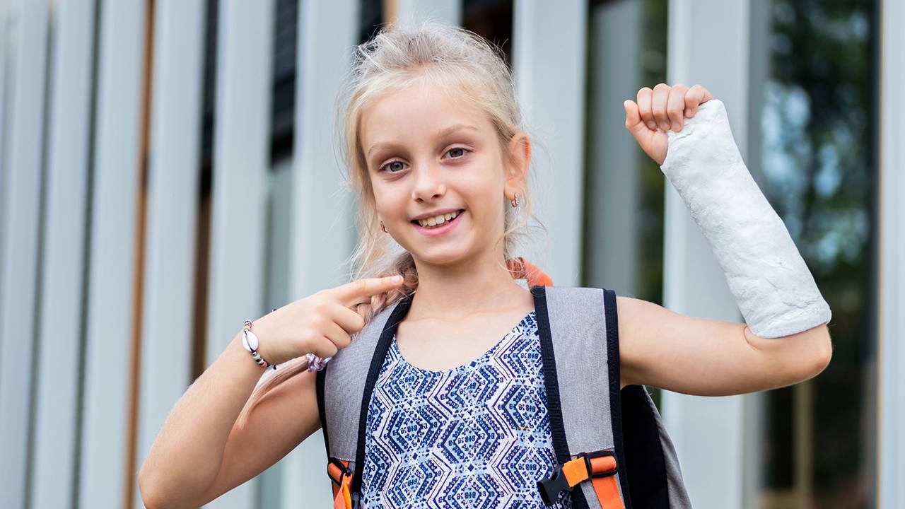 Risico op breuken, bulten en blauwe plekken bij kinderen tijdens de zomermaanden