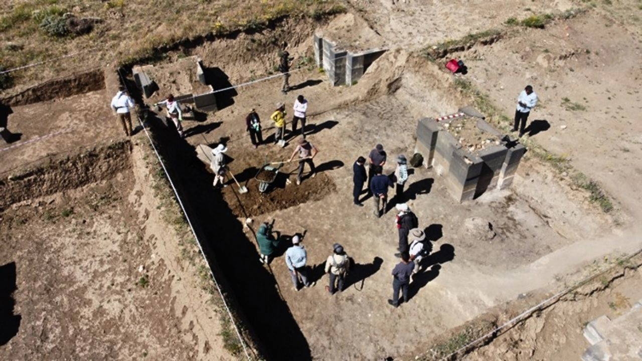 49 „stóp słonia” odkryto na zamku Kef u podnóża góry Süphan.