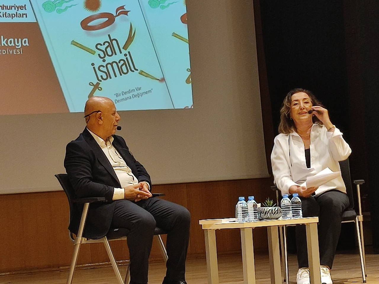 Eine Signierstunde für Yüksel Işıks neues Buch „Shah Ismail“ fand statt