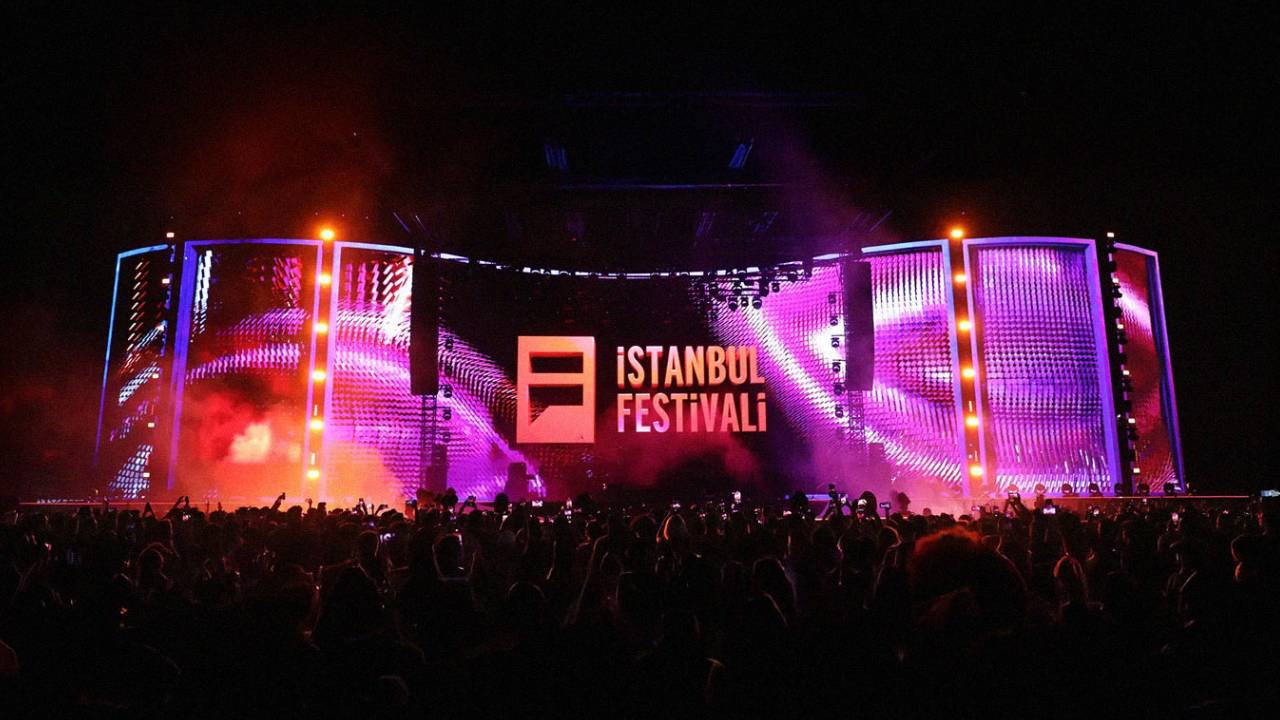 Al finalizar los eventos en Yenikapı, el escenario fue ocupado por Simge y Mabel Matiz: Amor y estética en el festival.