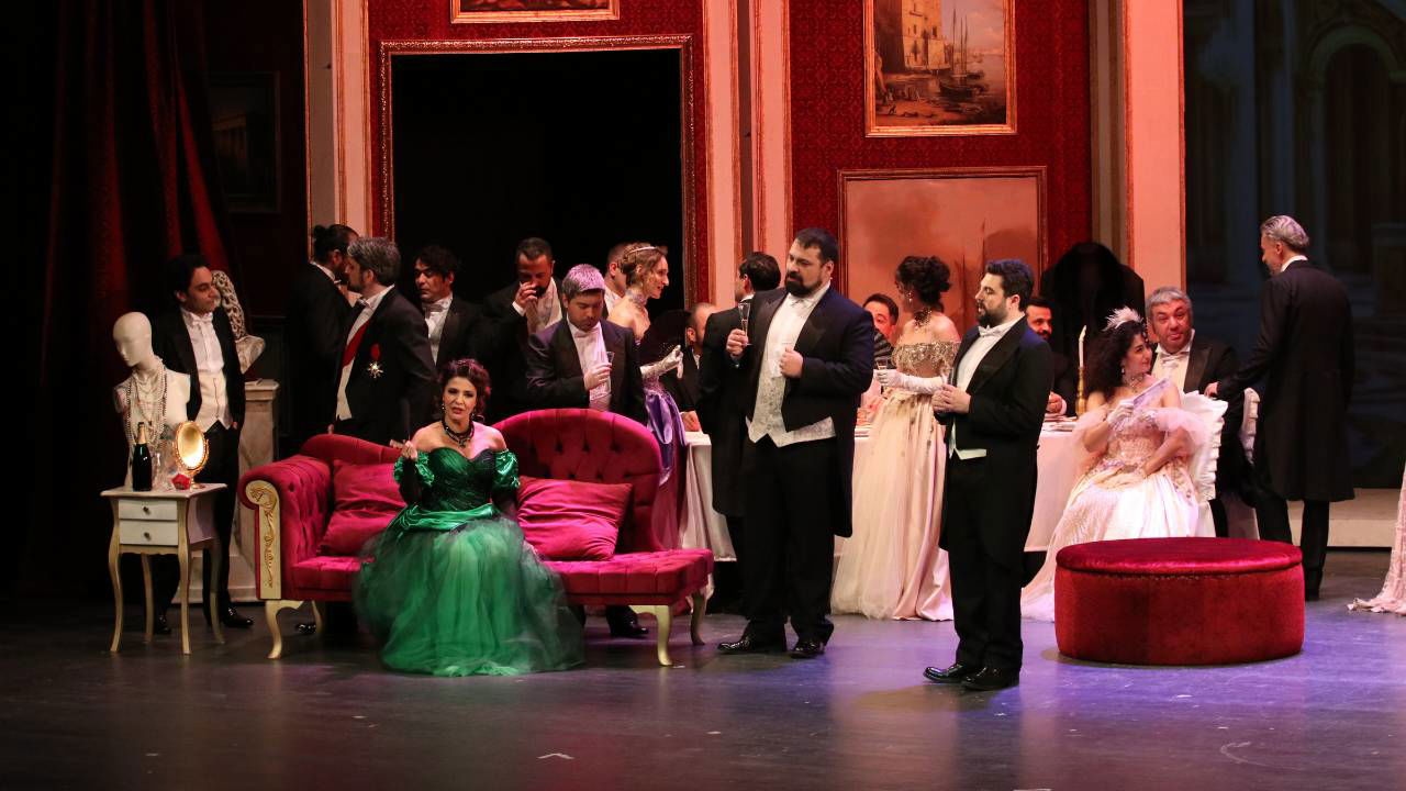 Die Staatsoper und das Ballett von Samsun inszenierten die Oper „La Traviata“