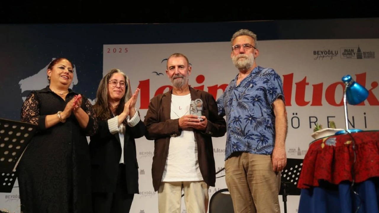 Orhan Alkaya erhielt die Auszeichnung im Namen des in Sivas ermordeten Dichters: Altıok mit Gedichten und Liedern