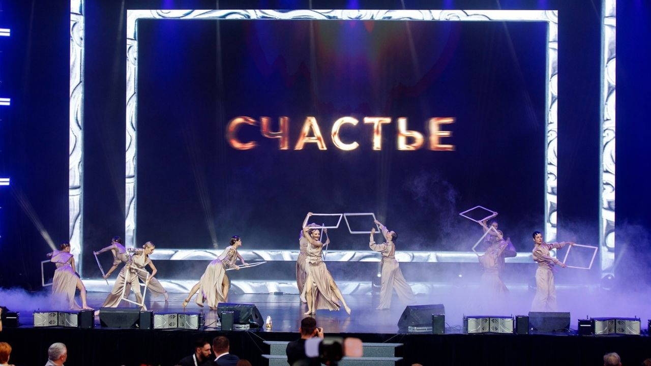 Nur Sürer erhält den Preis als beste Schauspielerin aus Russland!