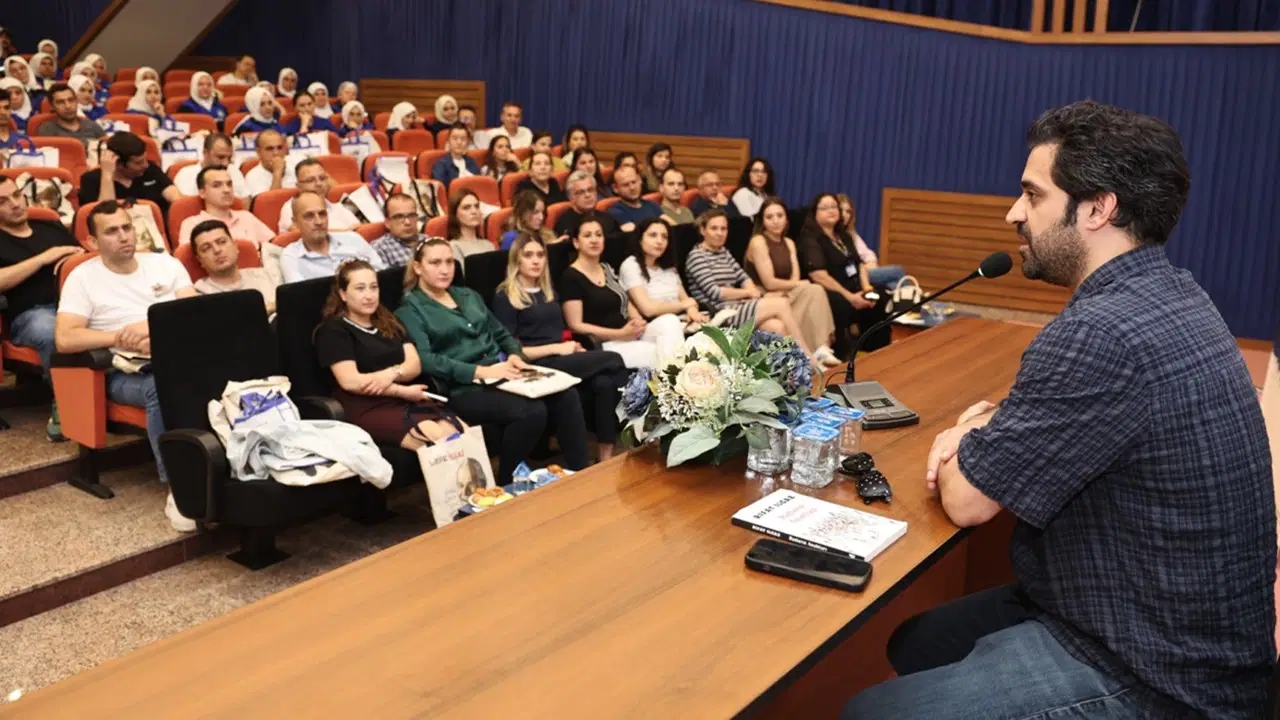 Schauspieler Uğur Uzunel sprach mit Arbeitern von Marmarabirlik über Rıfat Ilgaz