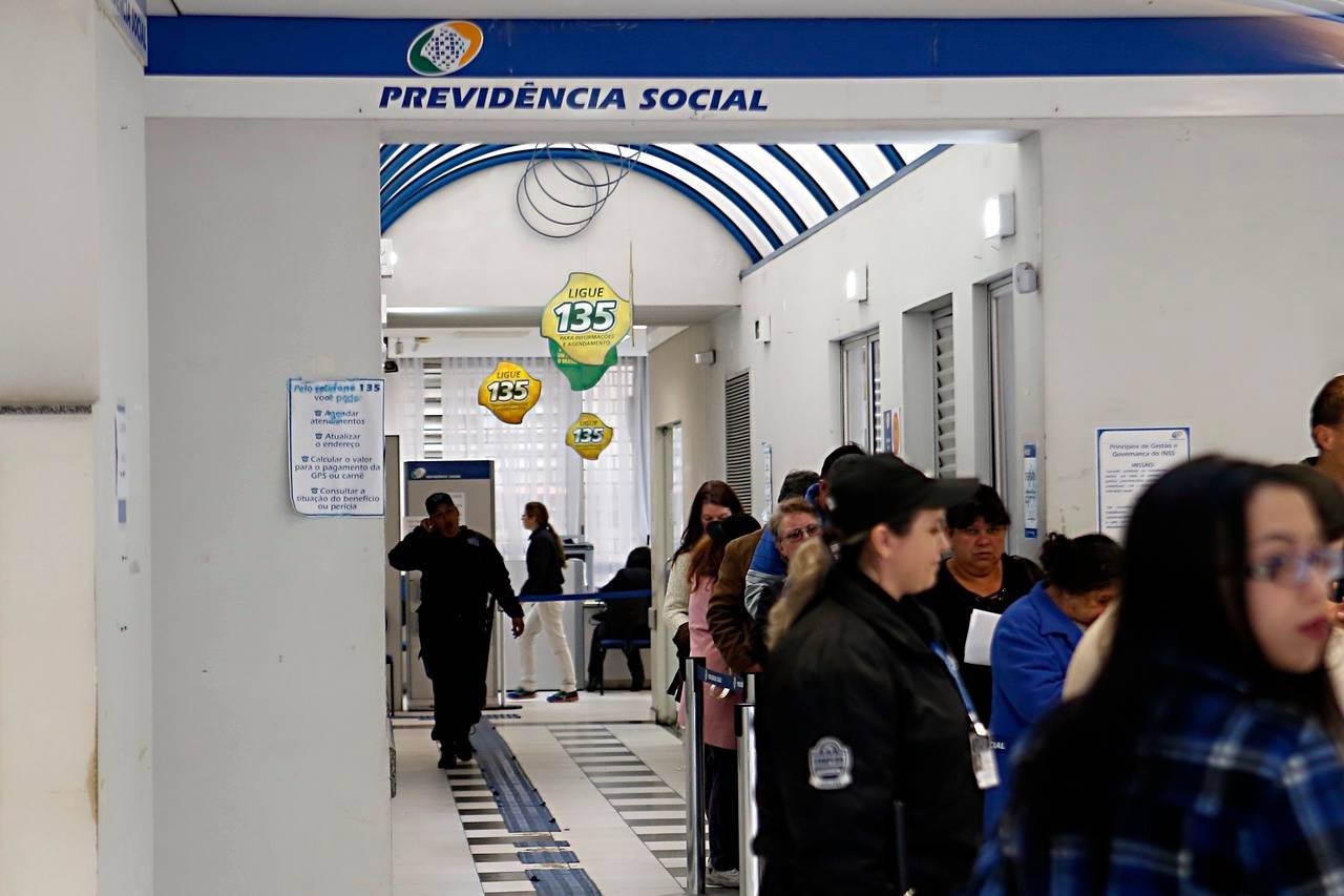 La coda all'INSS quasi raddoppia in un anno e potrebbe generare un impatto di miliardi di dollari sui conti pubblici