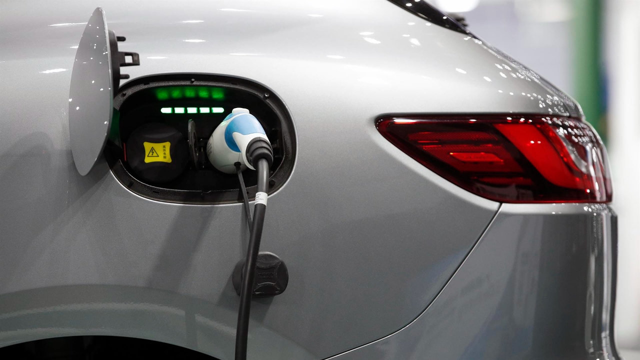 Il governo aumenta le tasse di importazione sulle auto elettriche e ibride